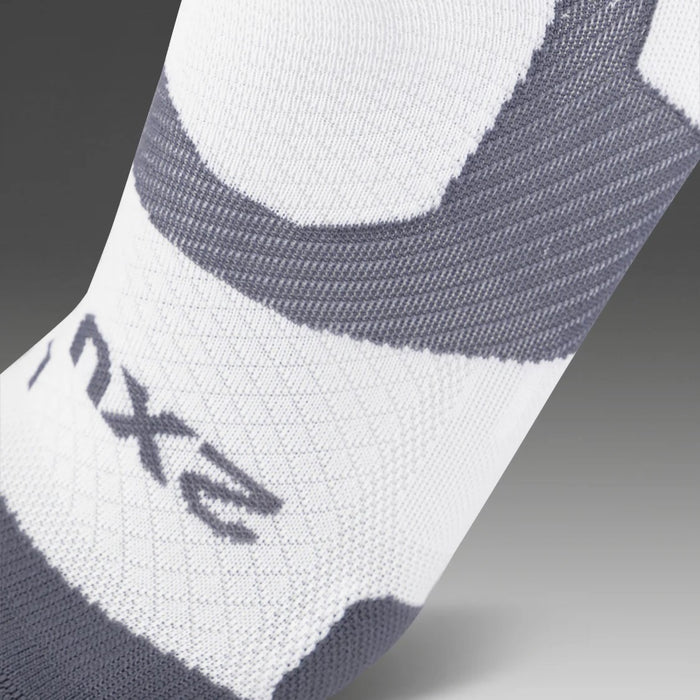 2XU Vectr Socks | Light Cushion | No Show | White / Grey